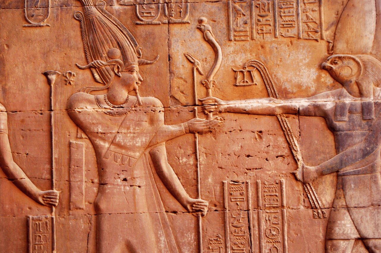 Dioses egipcios antiguos Horus y Atum