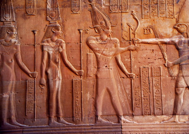 Dioses egipcios antiguos Horus y Atum