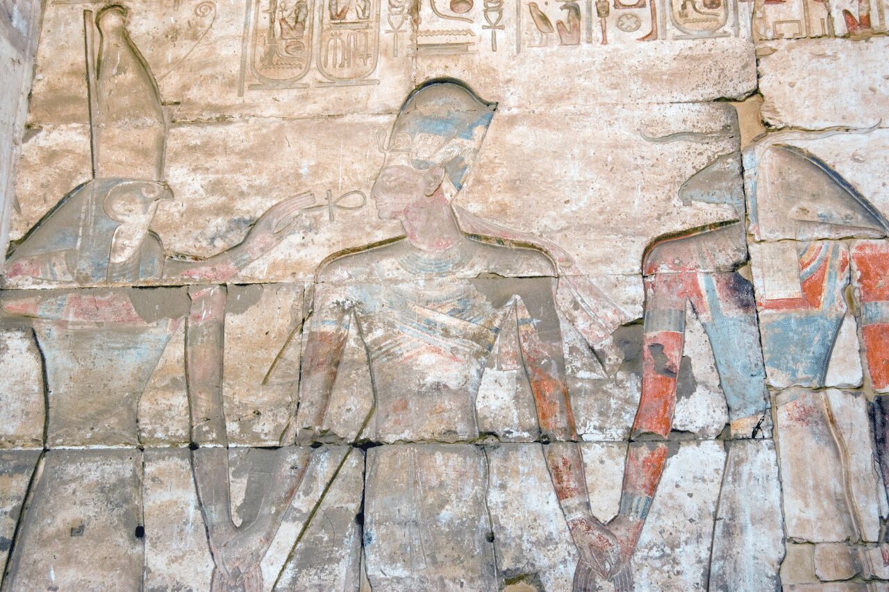 Jeroglífico egipcio antiguo que muestra a Horus, Ramsés y Khnum