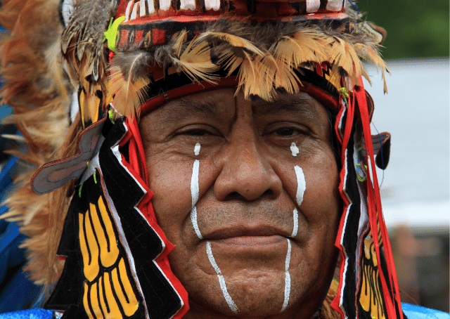 Hombre azteca en un festival para Ometeotl, dios supremo azteca de la dualidad