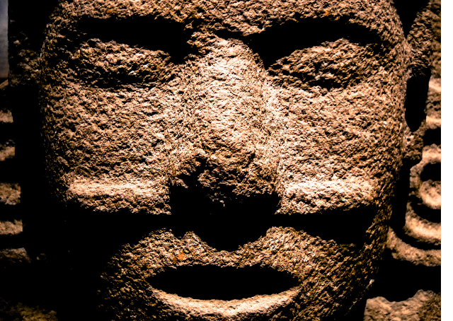 Primer plano de una estatua de un dios azteca