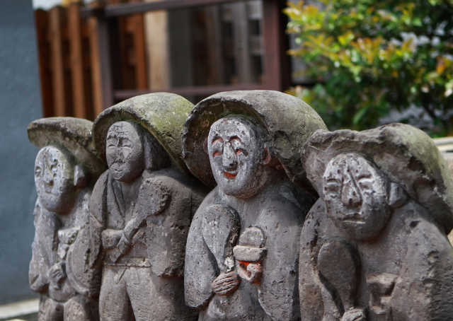 Cuatro estatuas de dioses japoneses
