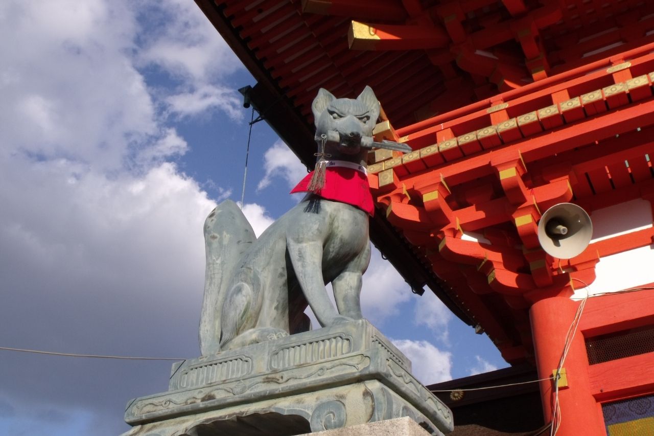 Estatua de Inari en su forma de zorro