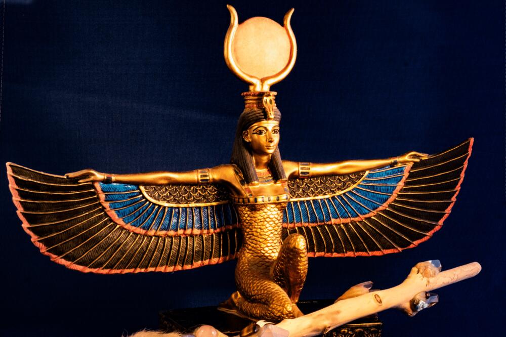Isis la diosa egipcia de la magia y la curación, la primera resurrectora de almas