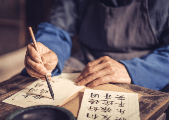 Hombre escribiendo la historia del rey chino de los fantasmas Zhong Kui