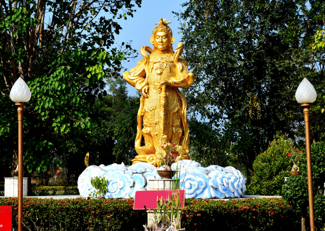 Estatua del dios chino del dinero Caishen