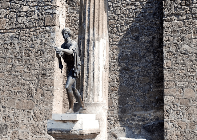 Estatua de un dios romano en Pompeya