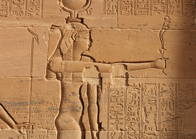 Estatua de la diosa egipcia de la magia y la curación Isis
