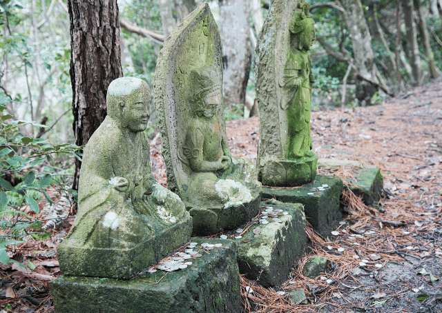 Estatuas de dioses japoneses