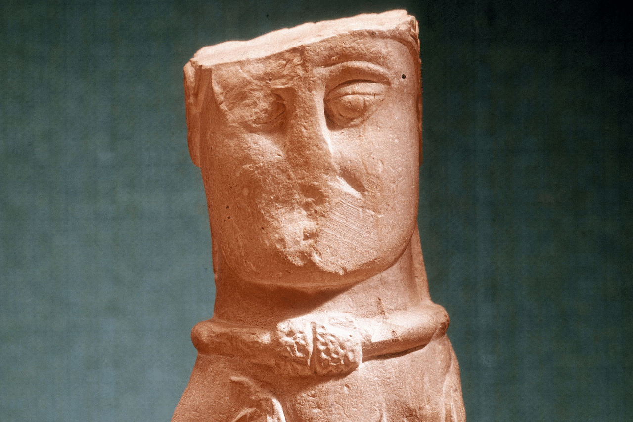 Artefacto de piedra dedicado al dios celta del amor Aengus