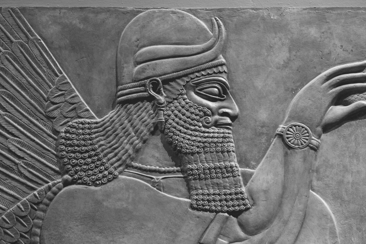 Antiguo relieve de un dios asirio