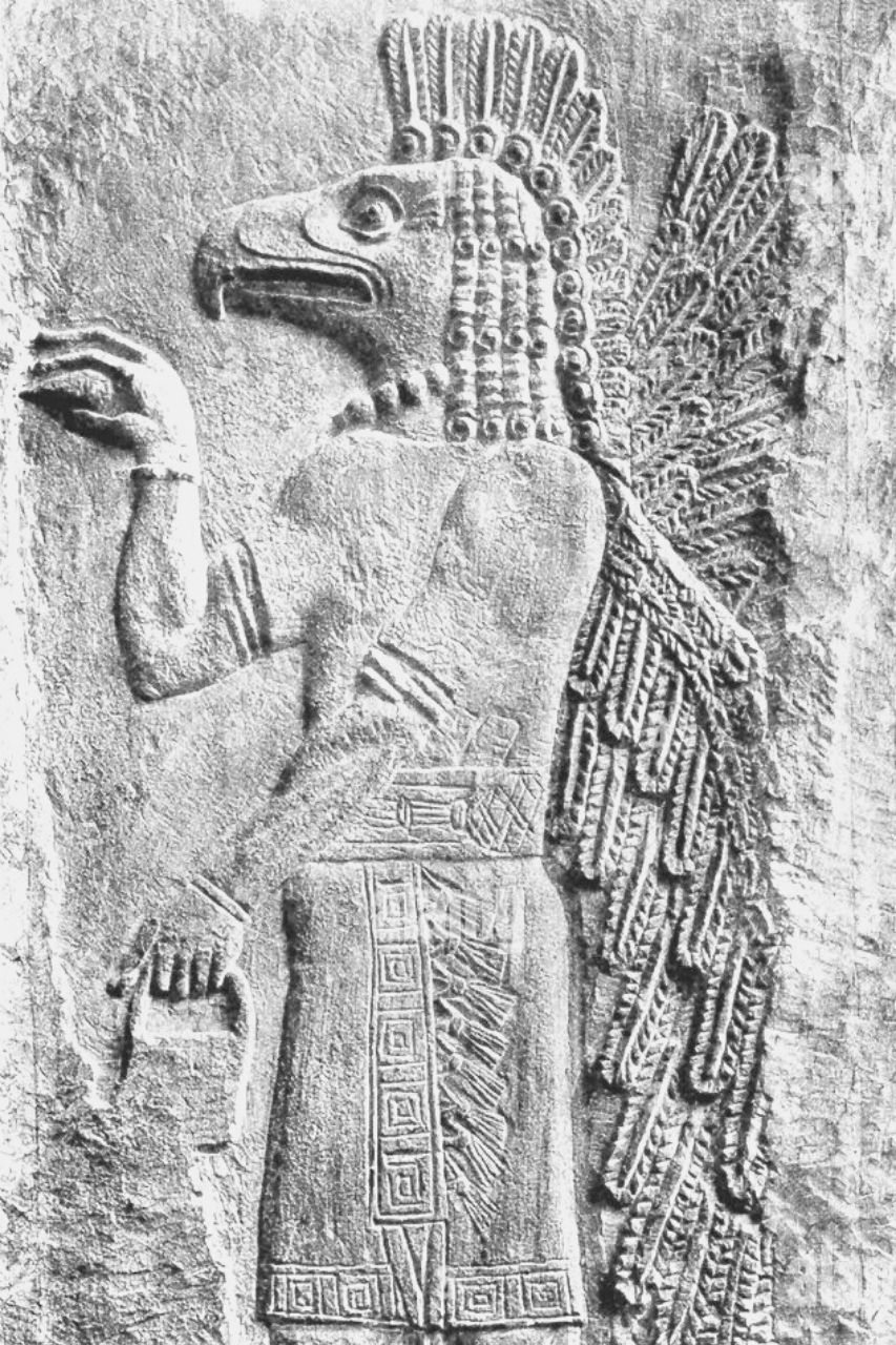 Relieve de apkallu con cabeza de ave