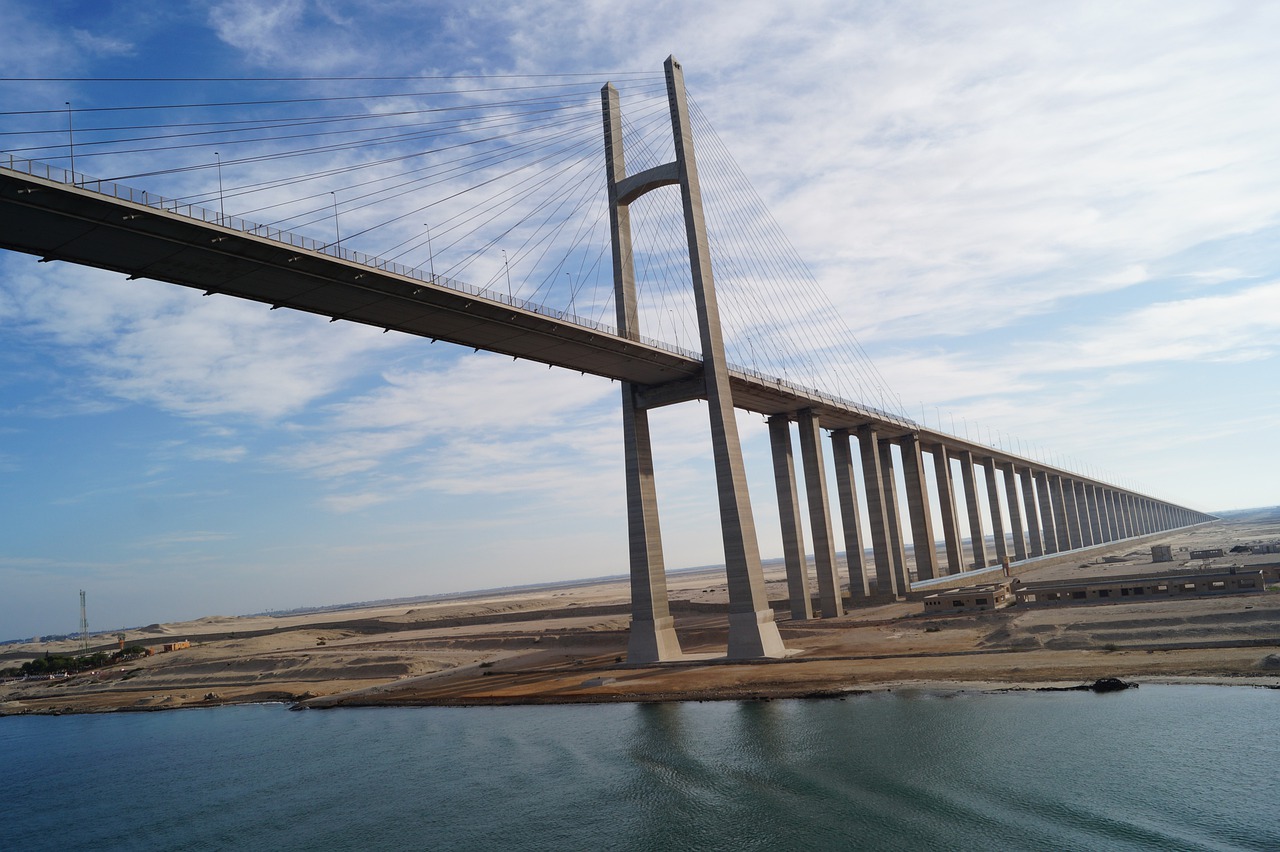 Puente sobre el Canal de Suez