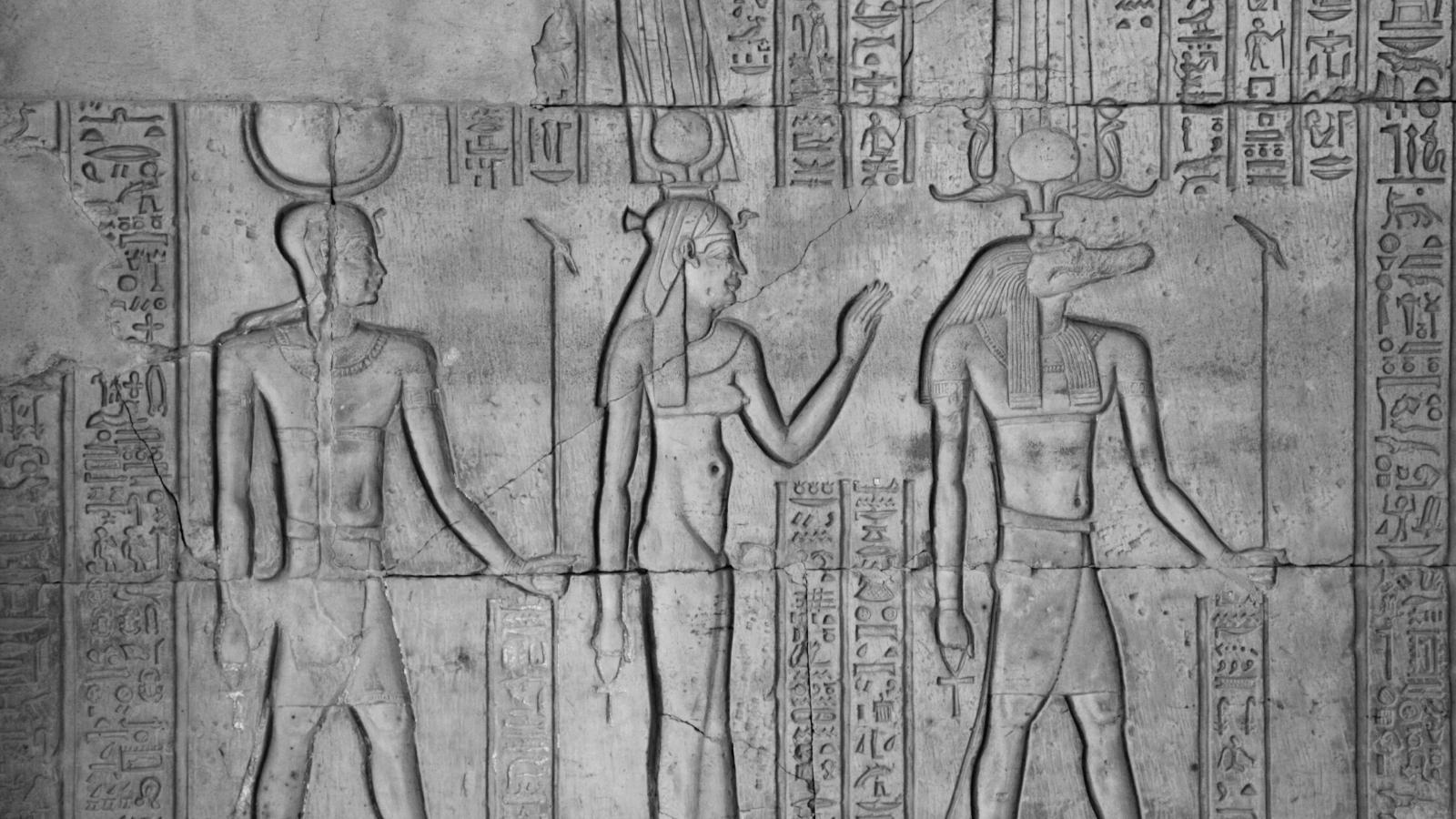 Talla de Atum, su esposa y Sobek