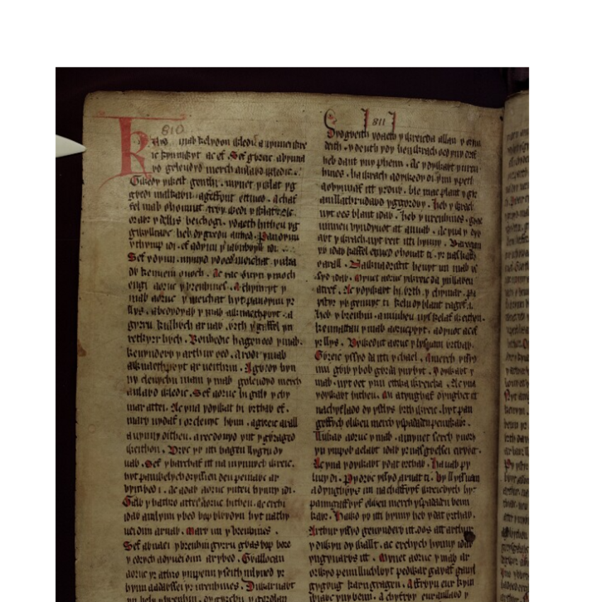 La primera página de Culhwch y Olwen, la historia que presenta a los tíos y al abuelo de Cydfan, del folio 200v del Libro Rojo de Hergest, c. 1400