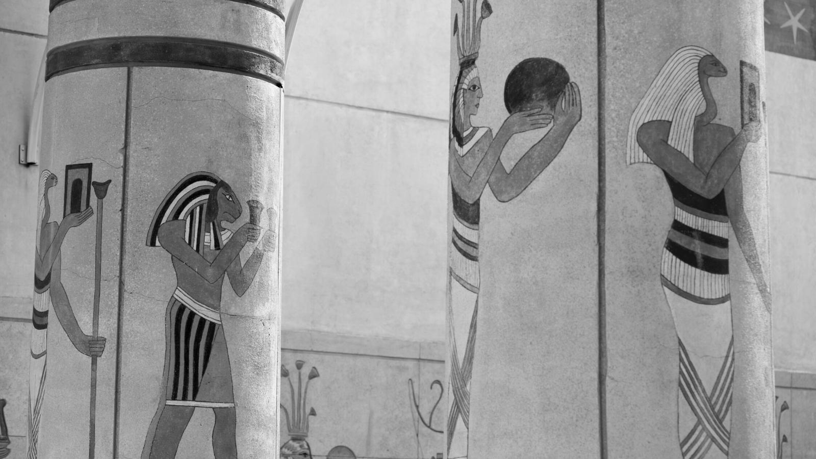 Dioses egipcios en un templo