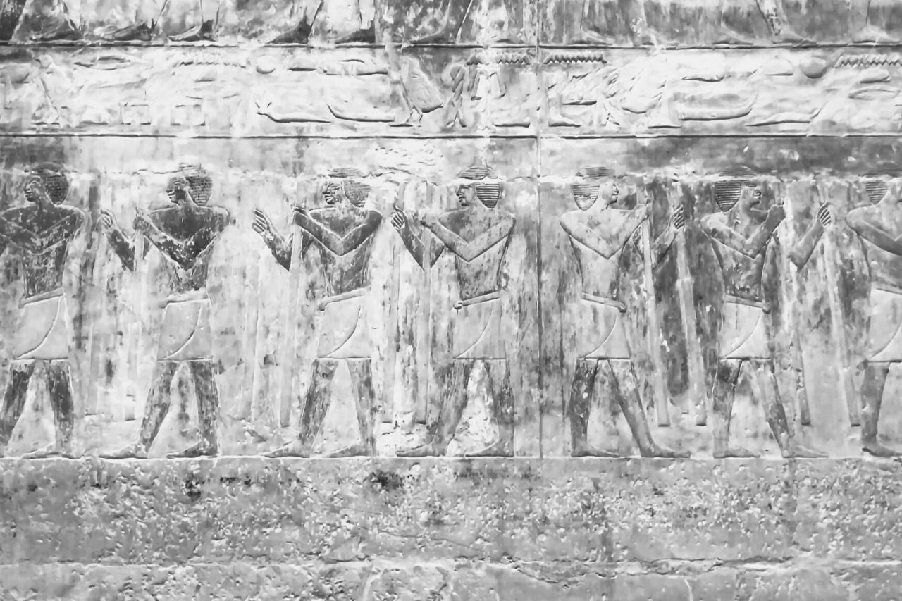 Jeroglíficos egipcios y dibujos en las paredes de la pirámide de Jufu