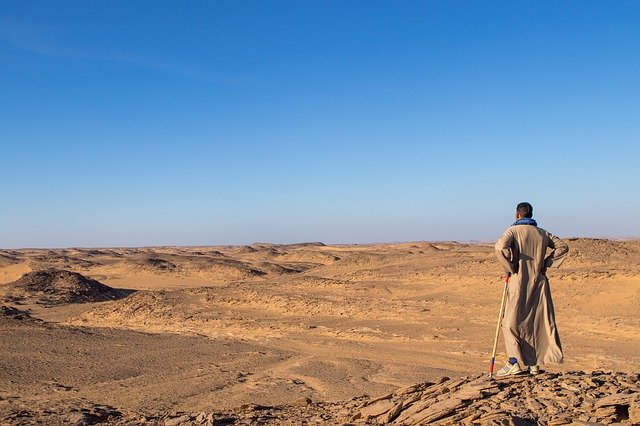 Hombre egipcio en un desierto