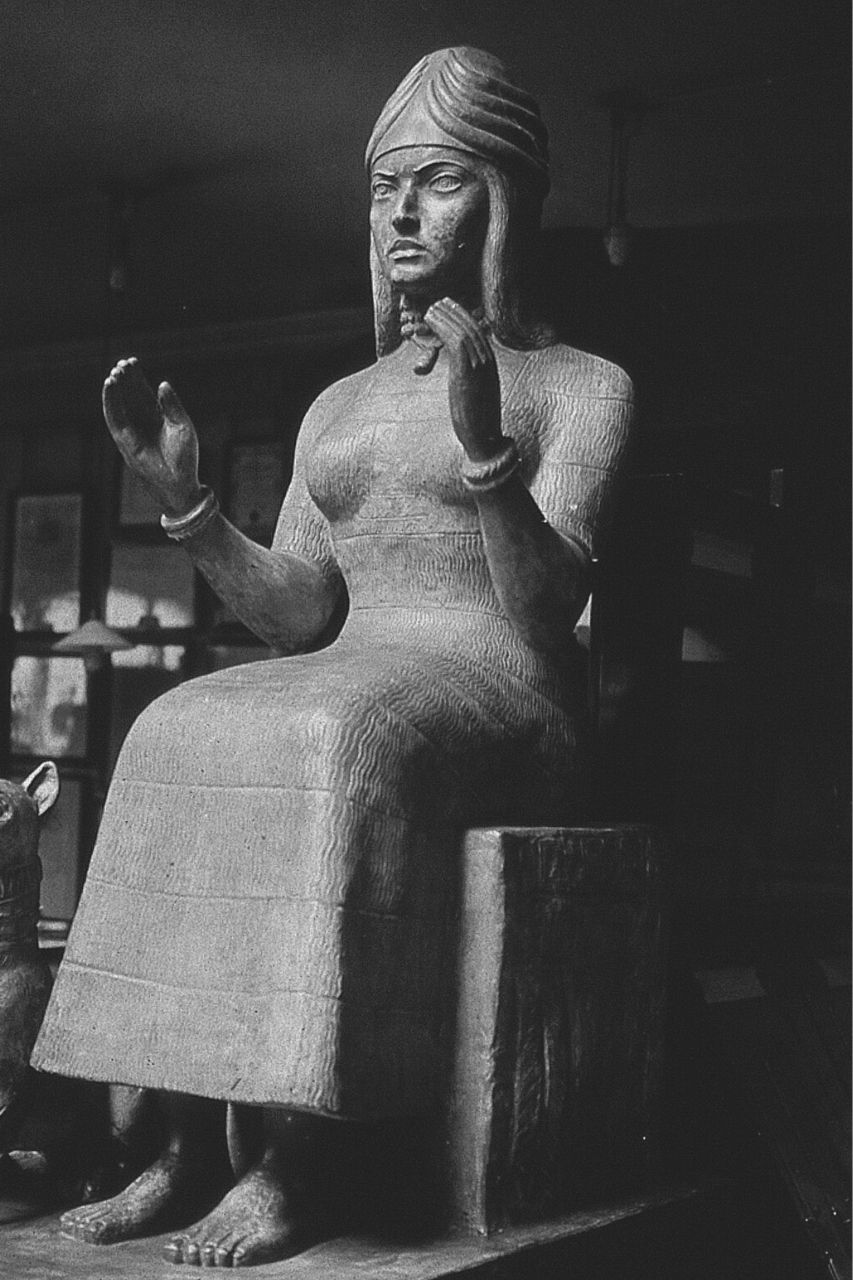 Escultura de la diosa Gula sentada