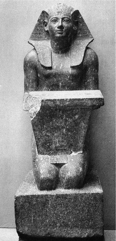 Estatua arrodillada de Amenhotep II sosteniendo una mesa de ofrendas
