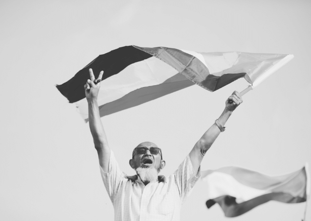 Hombre agitando la bandera sudanesa