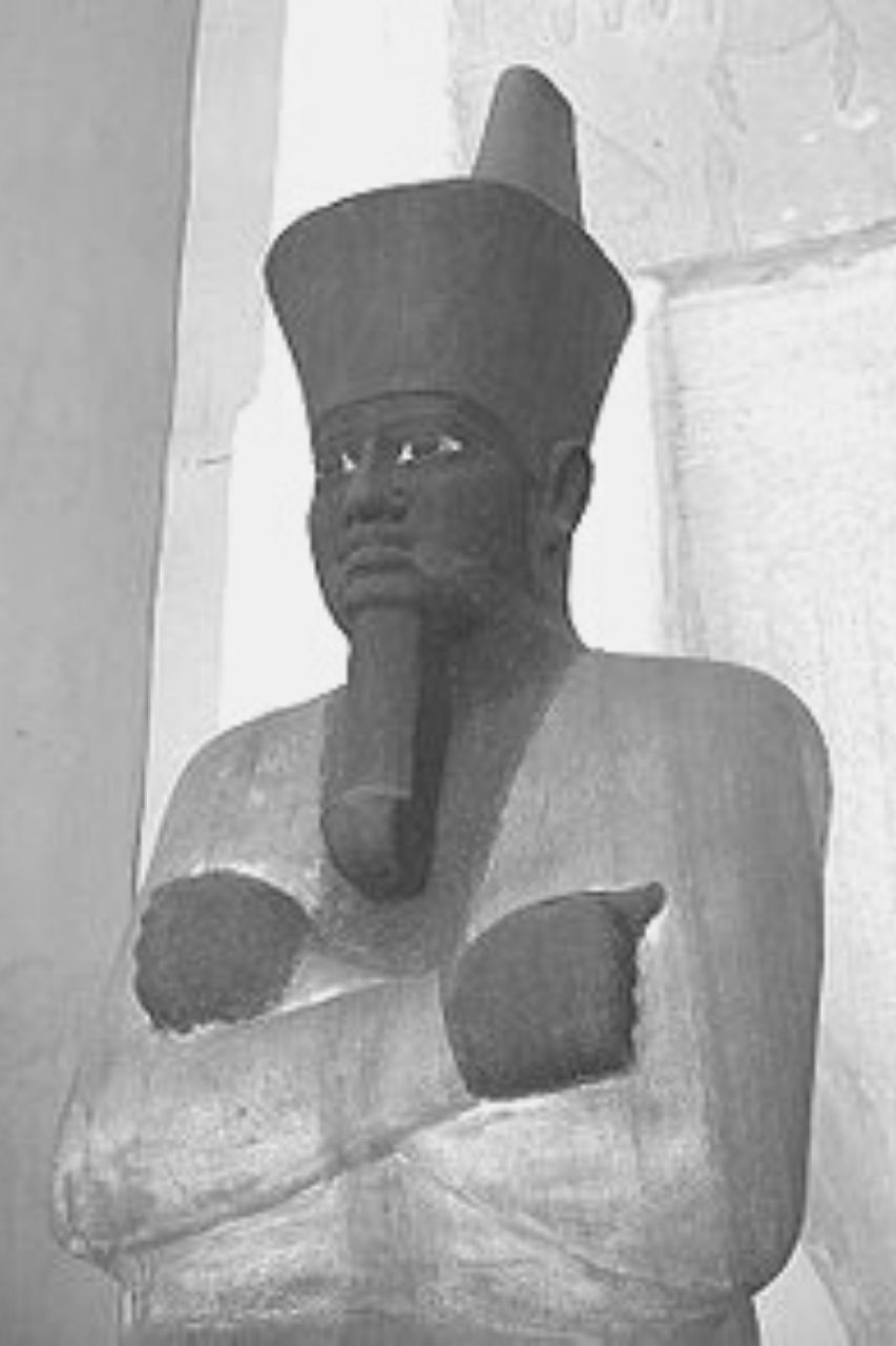 Estatua de Mentuhotep II con la doble corona