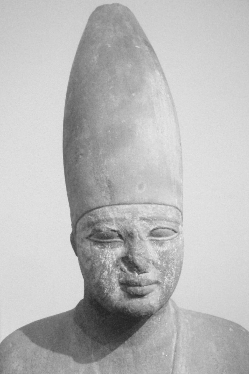 Estatua de Mentuhotep II con la corona del Alto Egipto