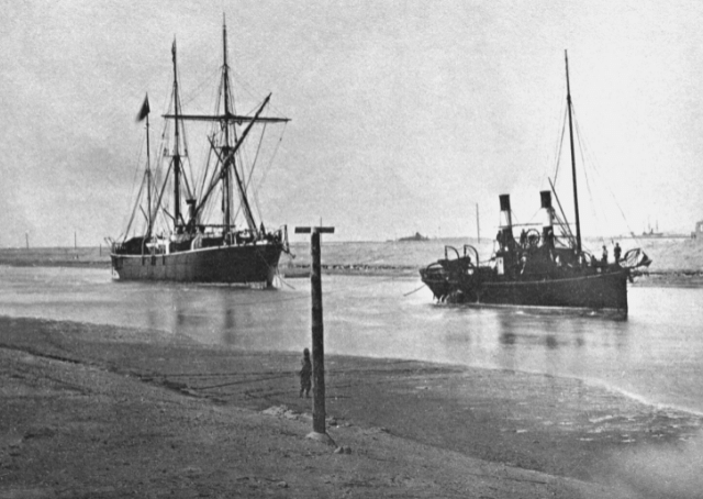 Foto antigua de barcos en el canal de Suez