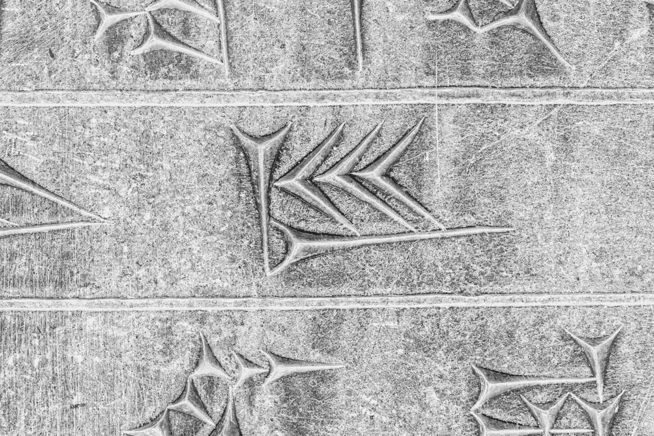 Parte del antiguo cuneiforme del Apadana en Persépolis, Irán
