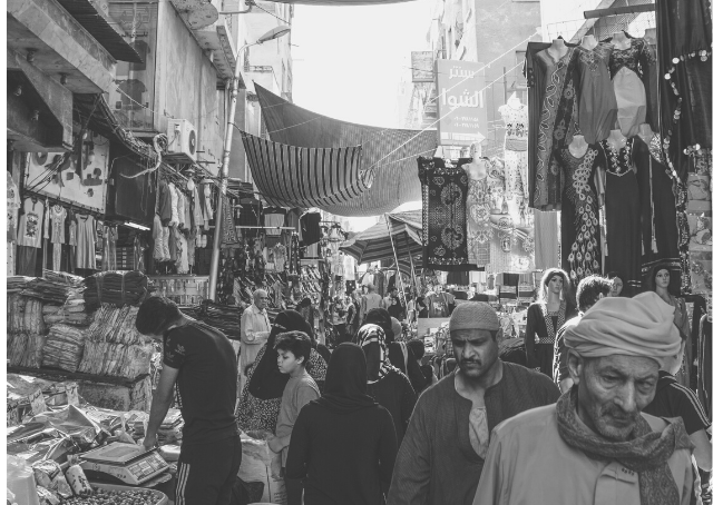 Gente caminando en el bazar de El Cairo