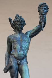 Perseo sosteniendo la cabeza de Medusa - características de héroes épicos