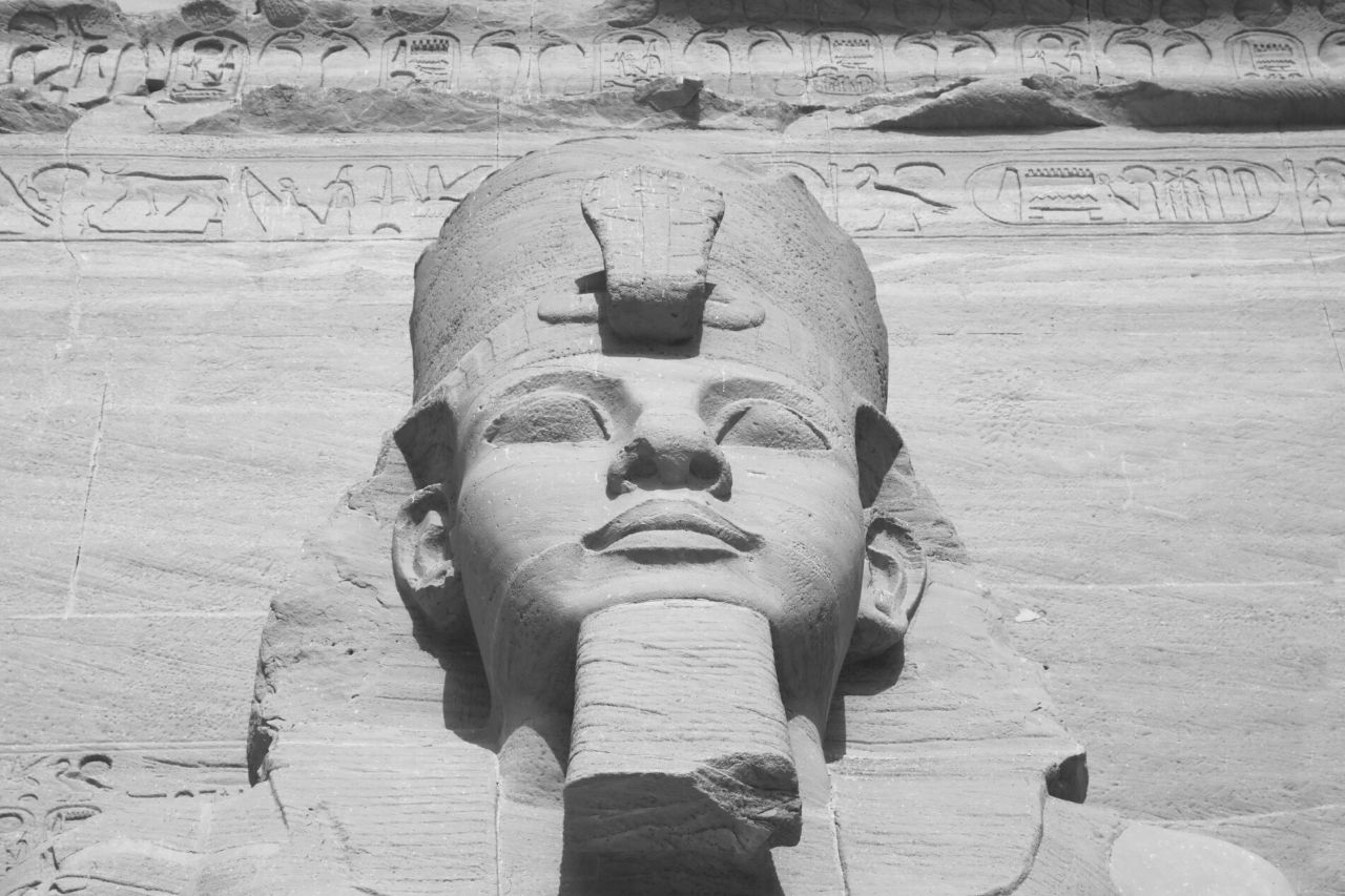Cabeza de faraón mirando sobre el Nilo en Egipto