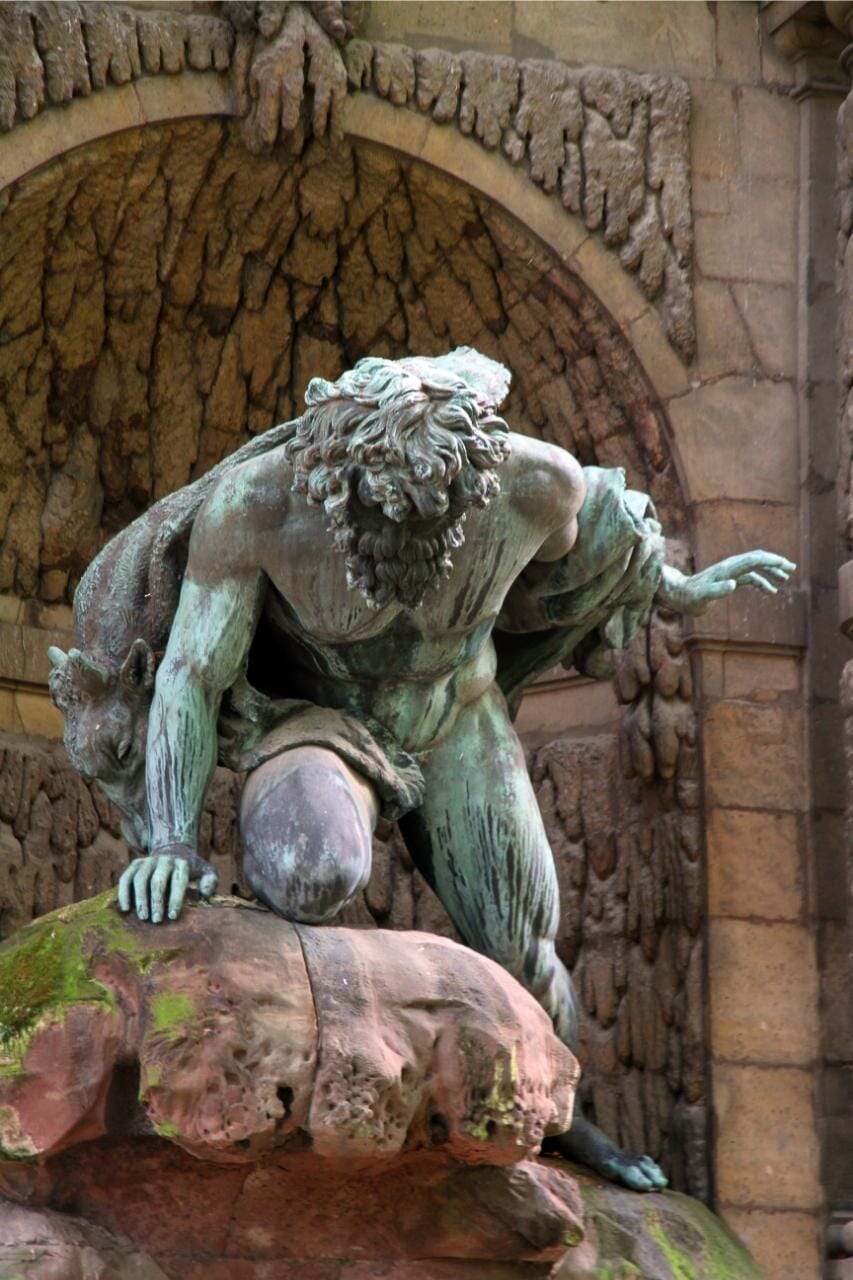 Estatua antigua de Polifemo el Cíclope de la mitología griega