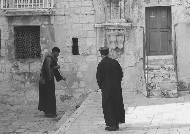 Sacerdotes frente a una iglesia ortodoxa copta