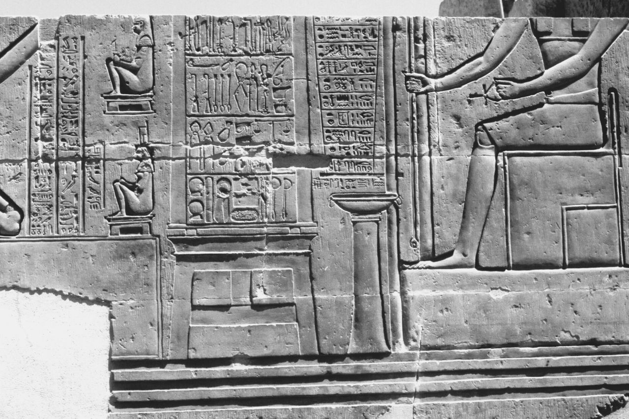 Muro restaurado que representa al antiguo médico egipcio Imhotep