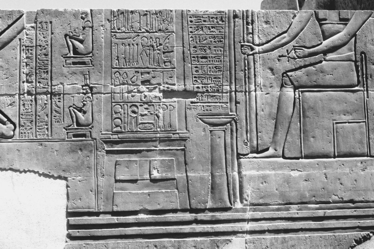 Muro restaurado que representa al antiguo Imhotep