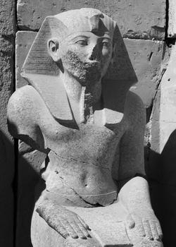 Estatua sedente de Amenofis II