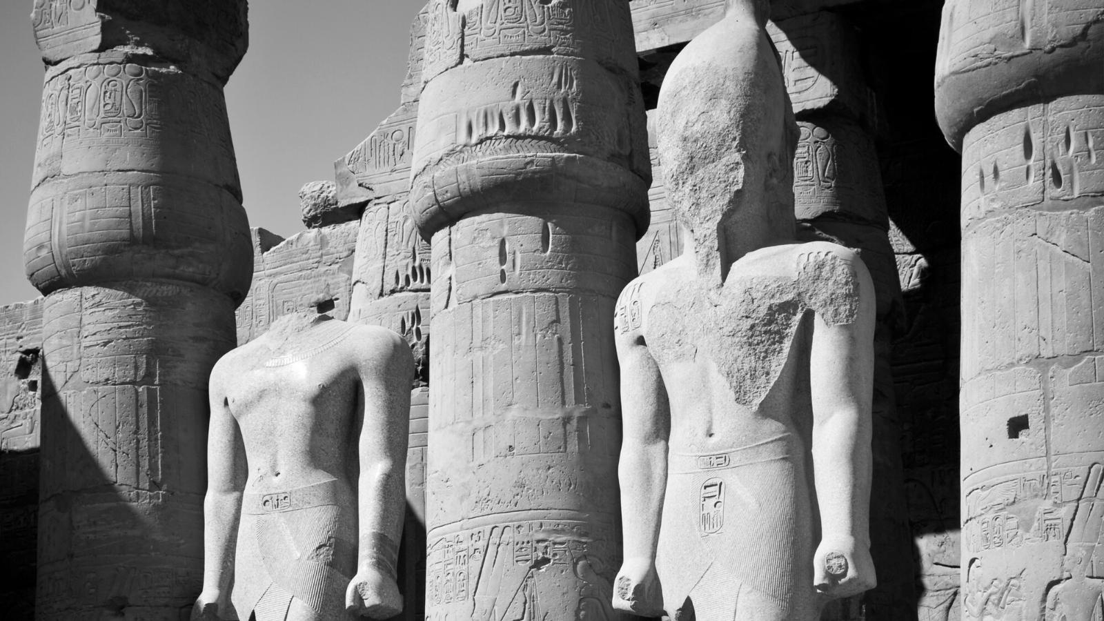 Estatua de Amenhotep III en el gran patio