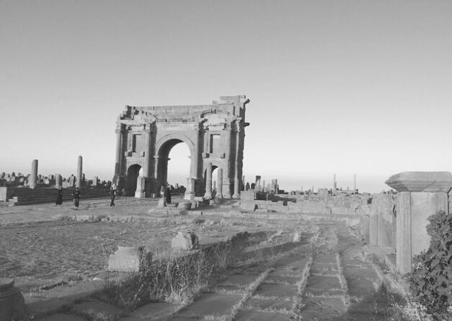Turistas en Timgad, Argelia